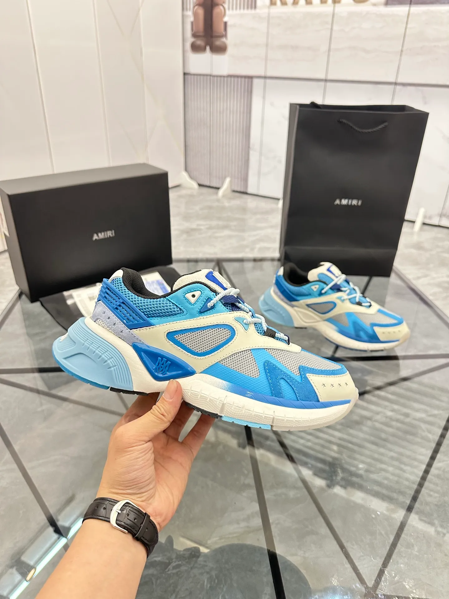 Men's shoes: 💰P720¥ Guangzhou top quality Product trademark: AMIRI* "Amir*" low-top casual shoes Regular size: 39-44 (can be customized to 45) Product materials: upper imported first-layer cowhide stitching original material, breathable lining, original outsole. Number: 525